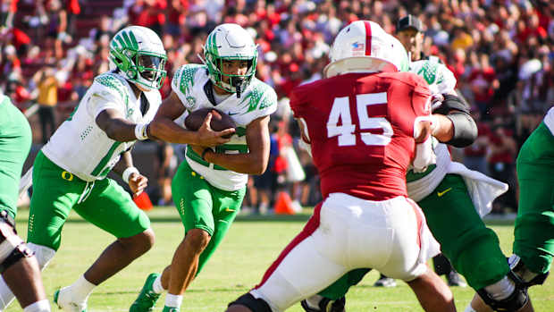anthony-brown-hands-off-to-travis-dye-vs-stanford